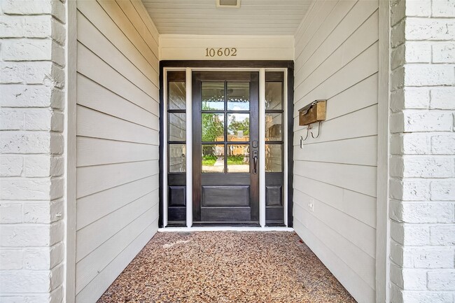 Building Photo - 10602 Longmont Dr