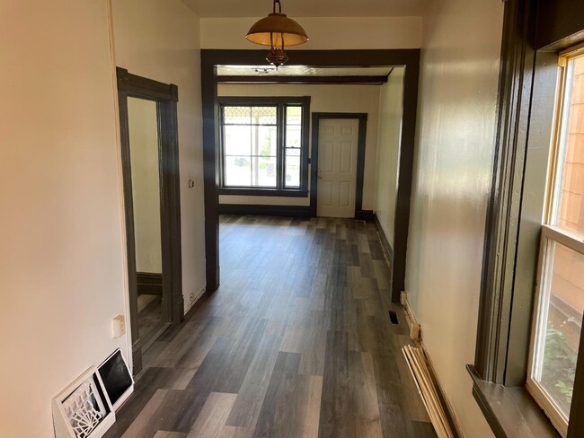 Building Photo - 418 N Barstow St