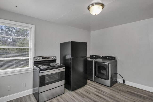Building Photo - Cozy 2 Bedroom Home with Large Yard | Move-In Ready