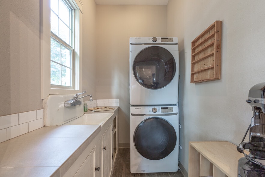 Building Photo - 3410 Q St