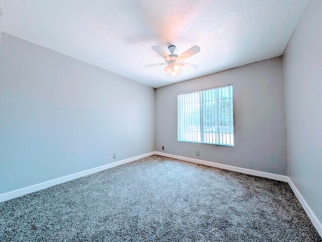 Building Photo - 4 bed with Dual master bedrooms and Solar ...
