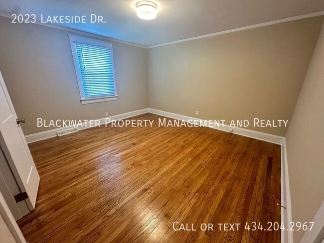 Building Photo - 3 Bedroom Home Off Lakeside Drive!