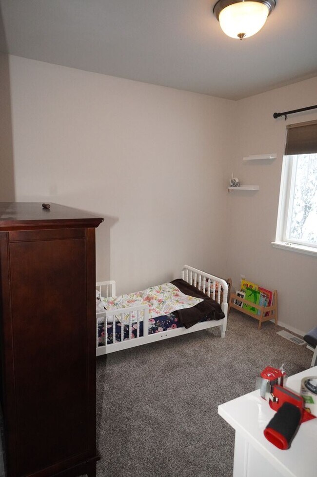 Building Photo - 4 Bedroom Eagle River Home!