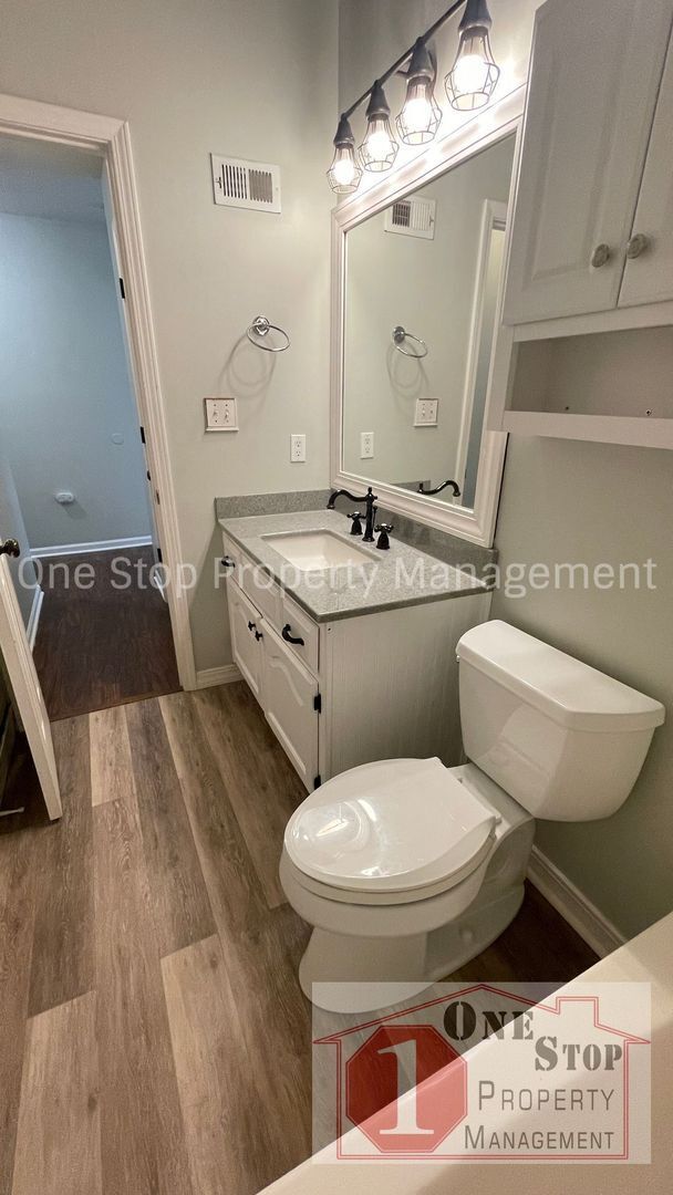 Building Photo - Stunning 3 Bedroom 2.5 Bathroom in Raymore!
