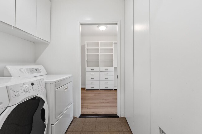 Building Photo - 11053 Strathmore Dr