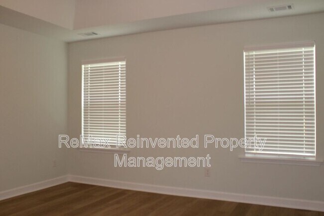 Building Photo - 921 Holbrook Dr