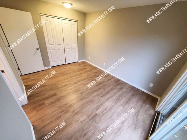 Building Photo - Gorgeous Remodeled Duplex in Baldwin City-...