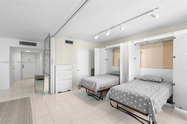 Building Photo - 5001 Collins Ave