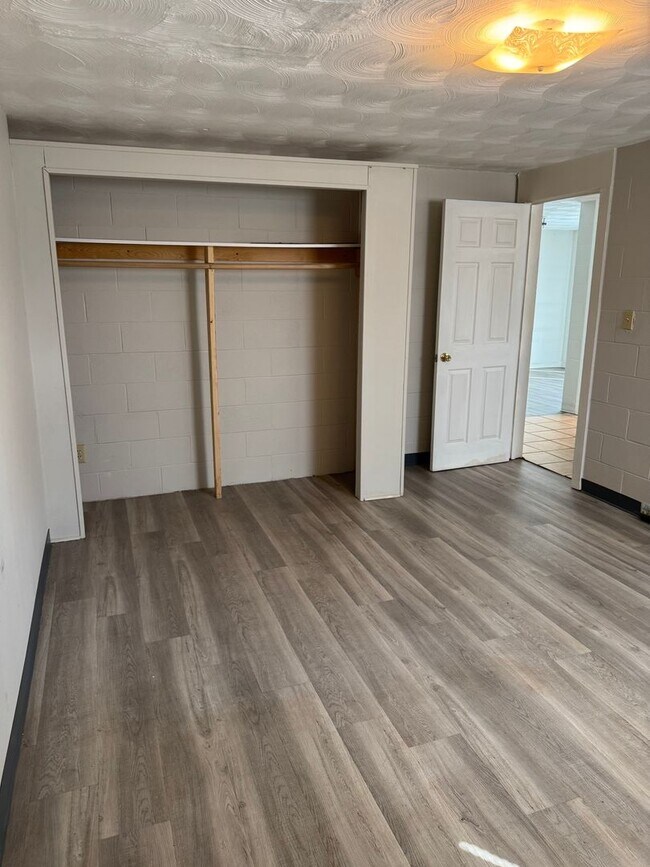 Building Photo - Spacious 2 Bedroom, 1 Bathroom Move-In Ready Apartment!