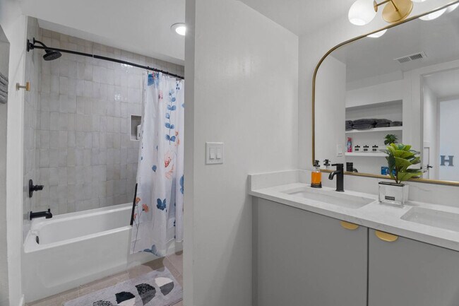 Building Photo - 4641 N 8th Pl