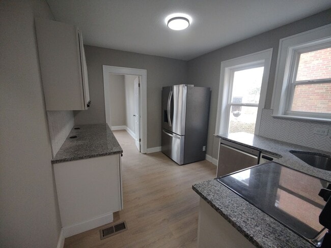 Building Photo - Modern Rehab in Prime Richmond Heights Location | New Appliances + W/D