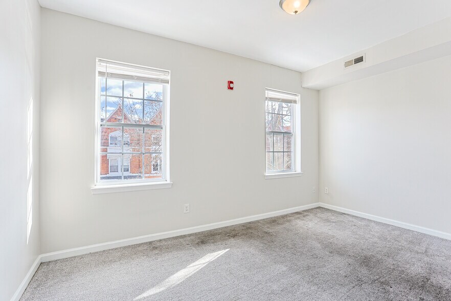 Building Photo - 2350 N Park Ave