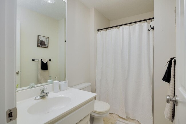 Building Photo - 2216 Berkshire Dr