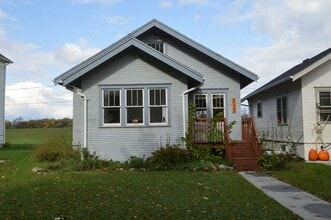 Building Photo - Spacious 4 Bed 2 Bath Home Lots of Storage