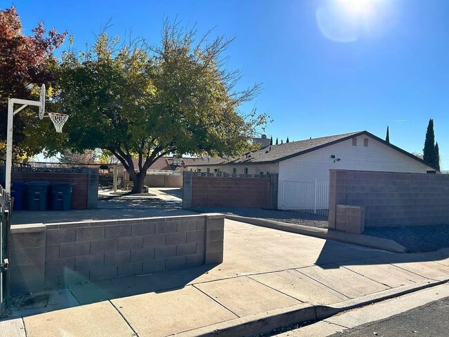Building Photo - Gorgeous Santa Clara Home with Stunning Ki...