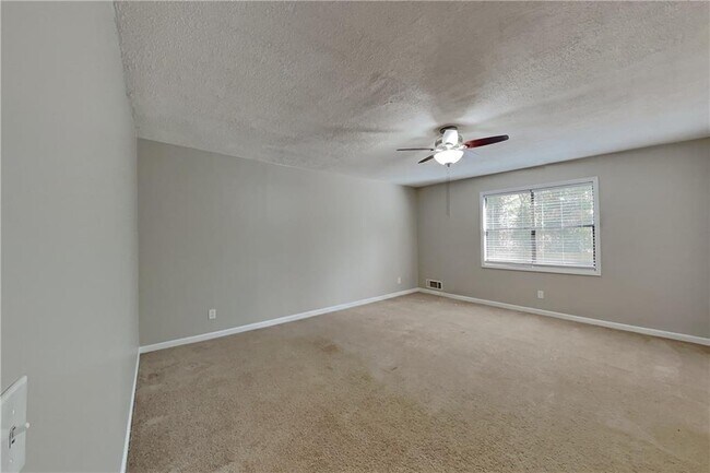 Building Photo - 2731 Georgian Terrace