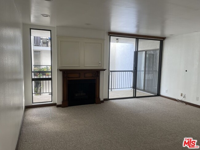 Building Photo - 906 N Doheny Dr