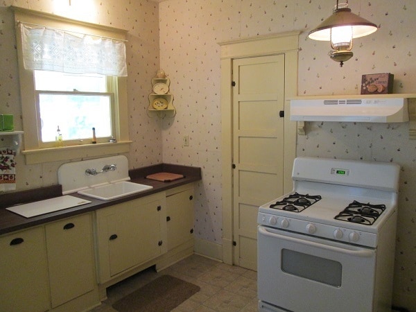 Building Photo - 3Bd/1Ba Two Story House - Available to View!