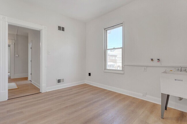 Building Photo - Updated 2 Bed, 1.5 Bath Home in Bloomfield...