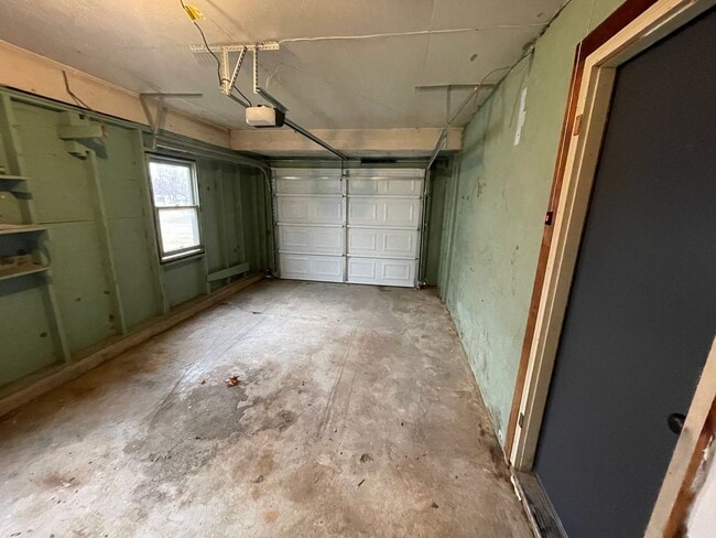 Building Photo - Update 3 Bed/1 Bath Home!