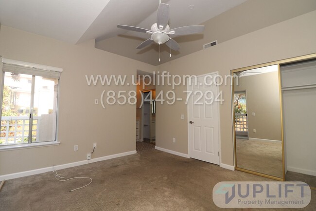 Building Photo - 2 Bed, 2.5 Bath condo w/ parking & pool!