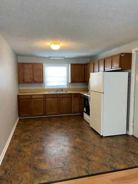 Primary Photo - 1214 Golf St