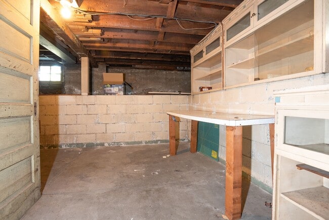 Building Photo - Old World Charm with Views of Lake Union!