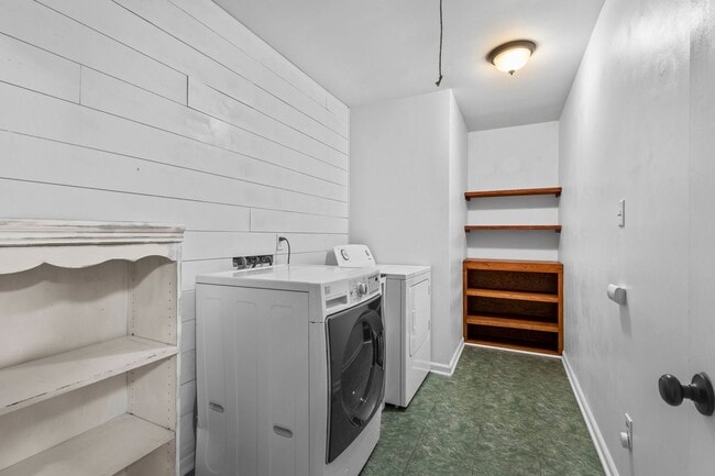 Building Photo - Gorgeous 3 Bedroom Ranch in North Raleigh, updated, pet friendly, fenced-in yard!