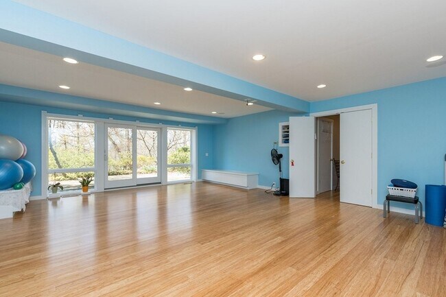 Building Photo - 192 Stonehurst Dr