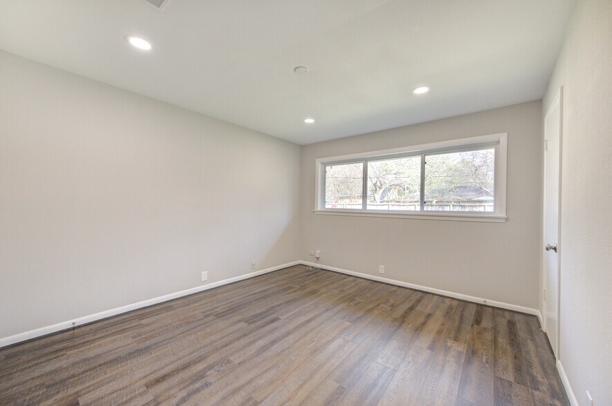 Building Photo - 6026 Clarewood Dr