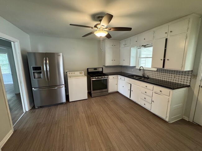 Building Photo - Updated Central Waco Home