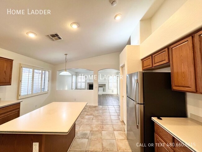 Building Photo - Refreshing 3-Bed, 2-Bath Plus Den with Spa...