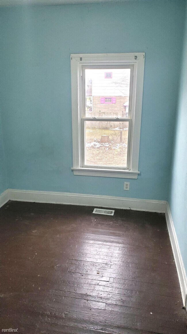 Building Photo - 3 br, 1 bath Duplex - 10518 Crestwood Aven...