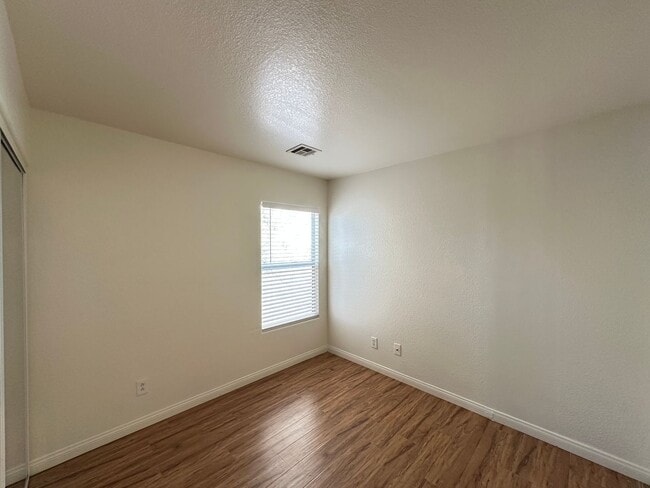 Building Photo - Huntington Village B