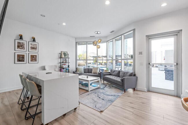 Building Photo - 25th Floor Condo in the heart of Uptown!!