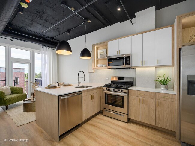 Building Photo - 2725 N Thatcher Ave