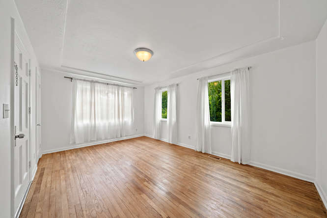 Living room - 8808 N Peninsular Ave