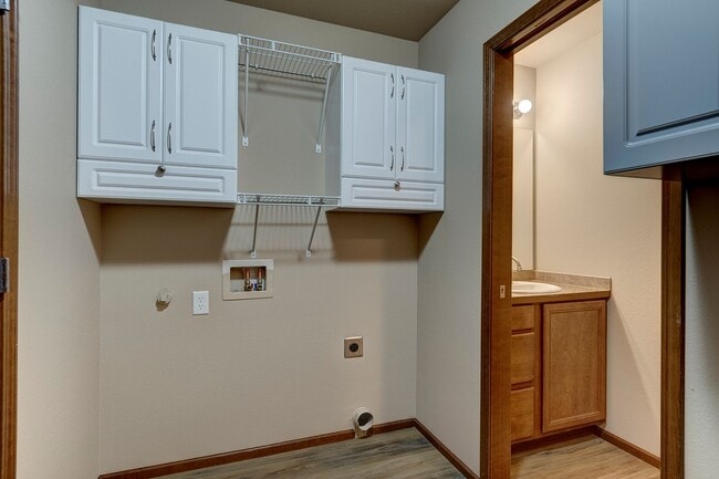 Building Photo - 3 Bedroom, 2.5 Bath Island Place Townhome