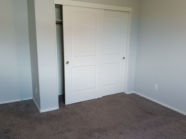 Building Photo - 5 Bedroom, 3 Bathroom Home! Schedule a Showing Today!