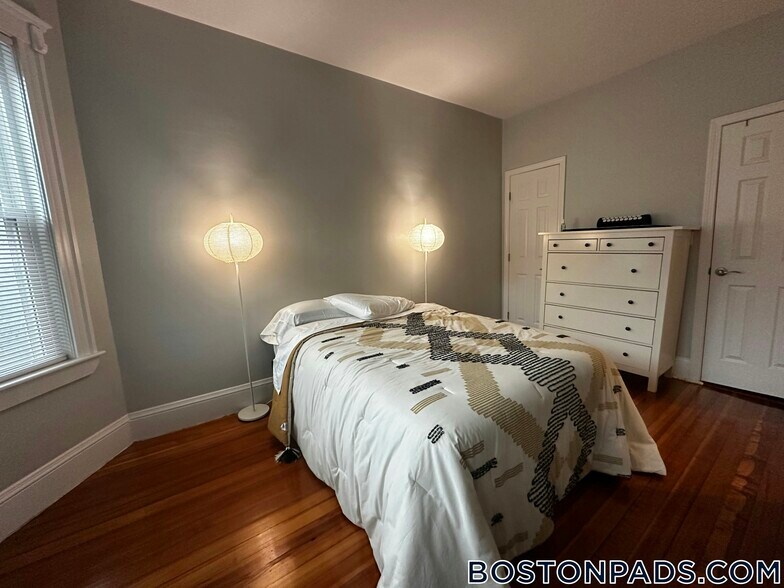 Building Photo - 108 Callender St