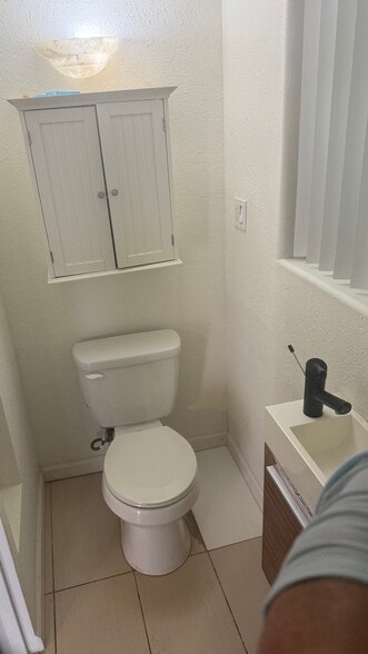 Building Photo - 6661 Lindenhurst Ave