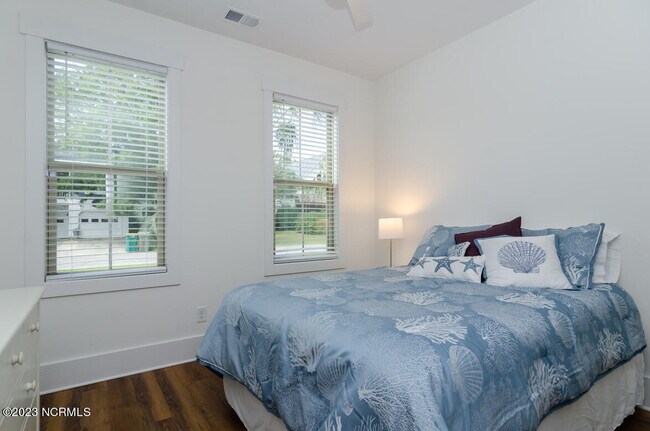 Building Photo - 1733 Pinfish Ln