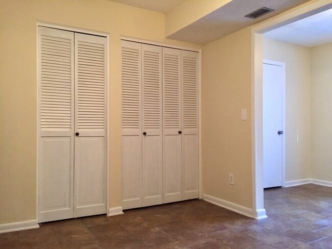 Building Photo - 2 Bed 1.5 Bath two story condo.