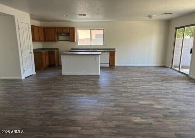 Building Photo - 2745 W Sunshine Butte Dr