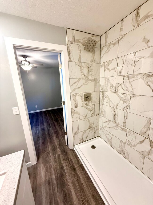 Building Photo - Newly Renovated From Top to Bottom (1 Bed / 1 Bath in Central MHK!)
