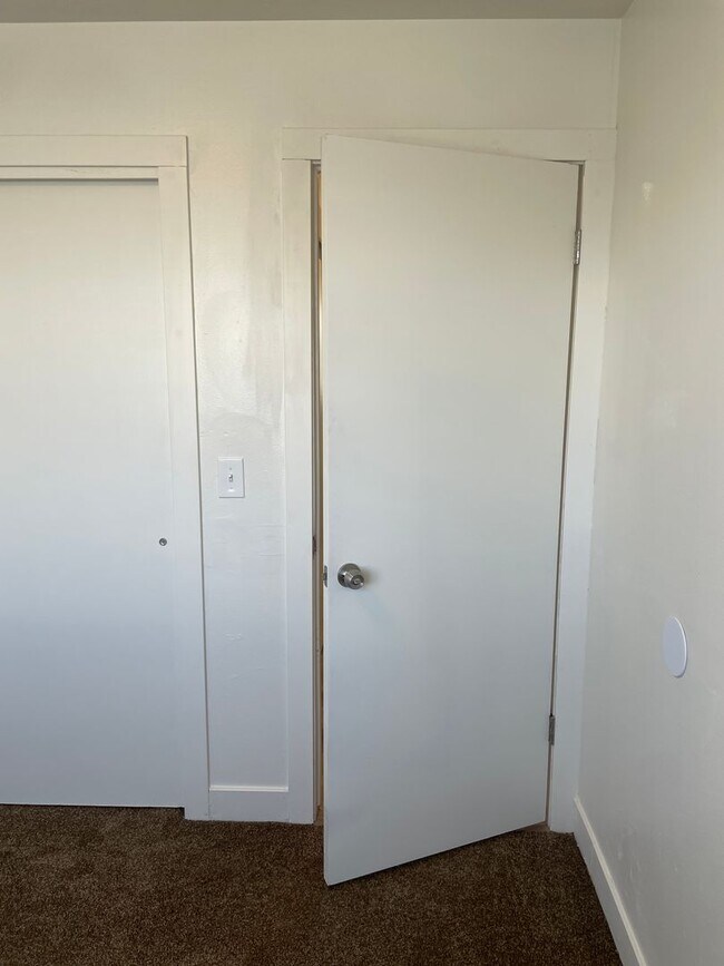 Building Photo - Twin Home with a 3-bedroom 1.5 Bath and Fenced Backyard