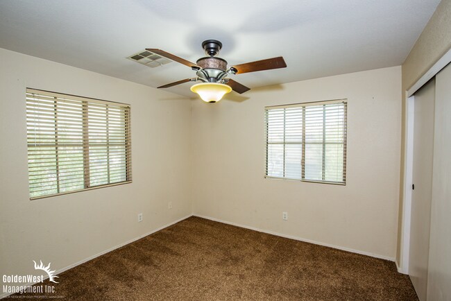 Building Photo - Spacious 3Bdm 2.5Ba Home with Modern Touch...