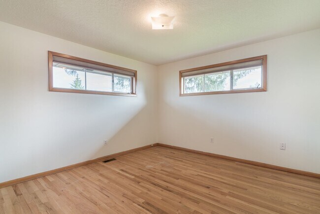 Building Photo - $500 move-in incentive! Awesome 3-bdrm/2-bath duplex in heart of Hillsboro—Laundry hook ups, atta...