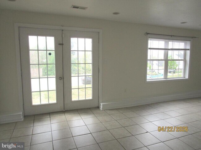 Building Photo - 540 Thompson St