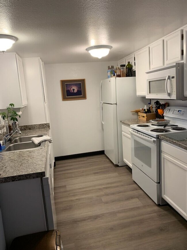 Building Photo - 2 bed 2 bath on ground floor W/D in Unit! ...
